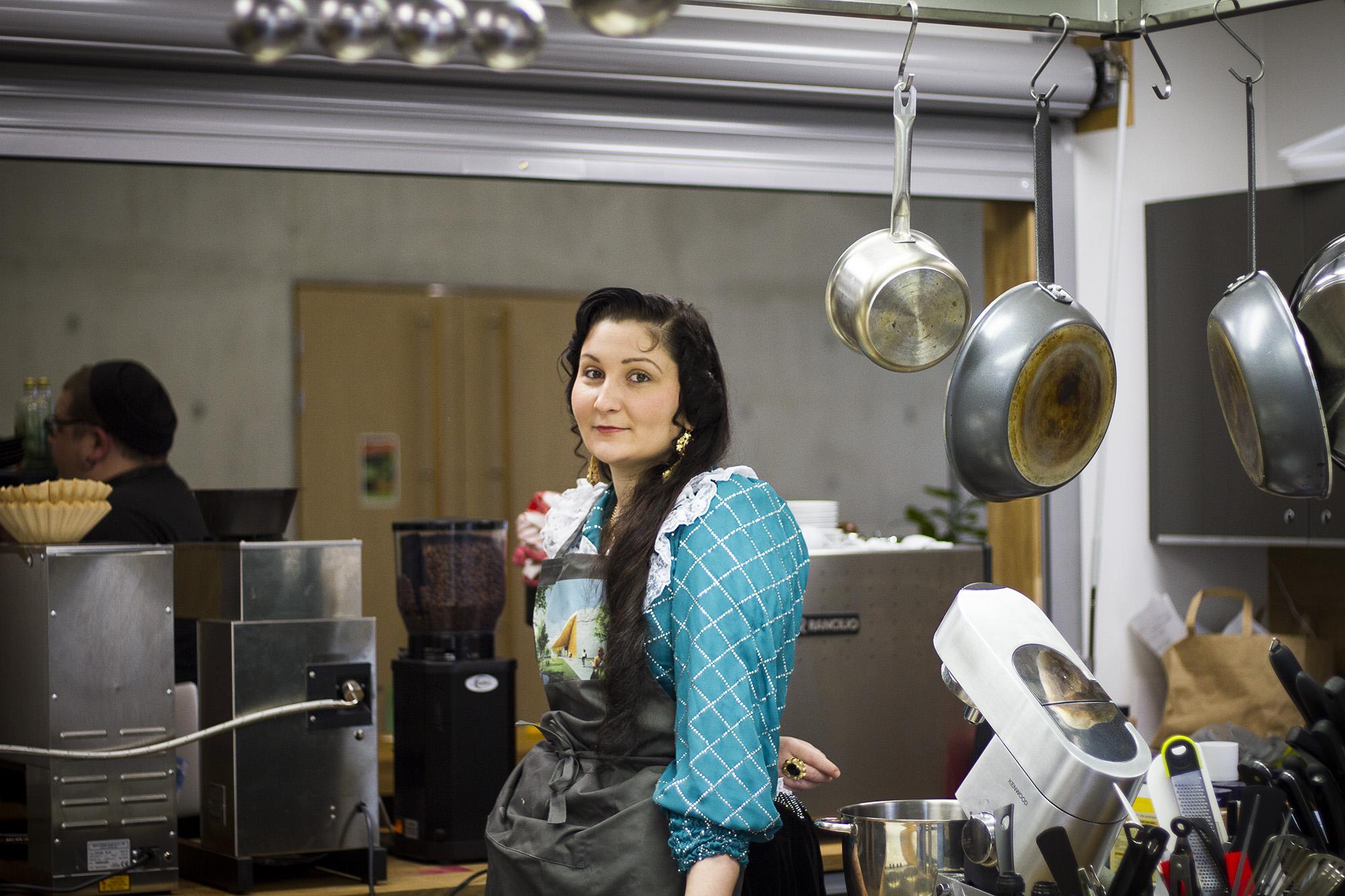 Jasmin Hedman työpaikallaan. Romaninuori-kuvasarjassa nuoret romanit kertovat elämästään ja unelmistaan.