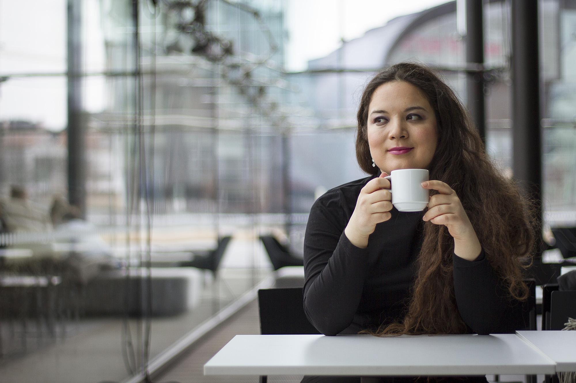 Romaninuori-kuvasarjassa nuoret romanit kertovat elämästään ja unelmistaan. Kuvassa muusikko Anette Åkerlund.