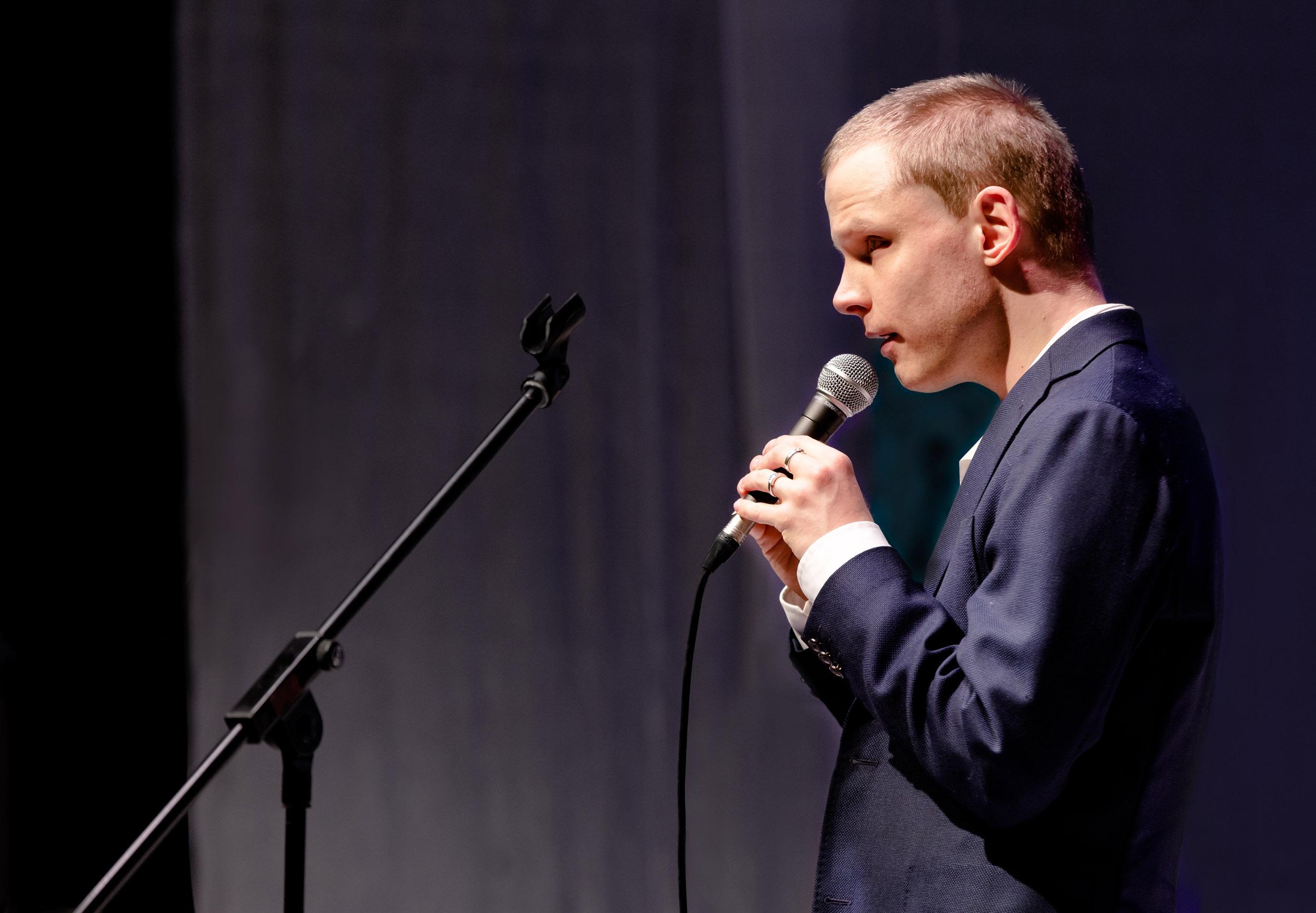 Laulaja Arttu Mäenpää