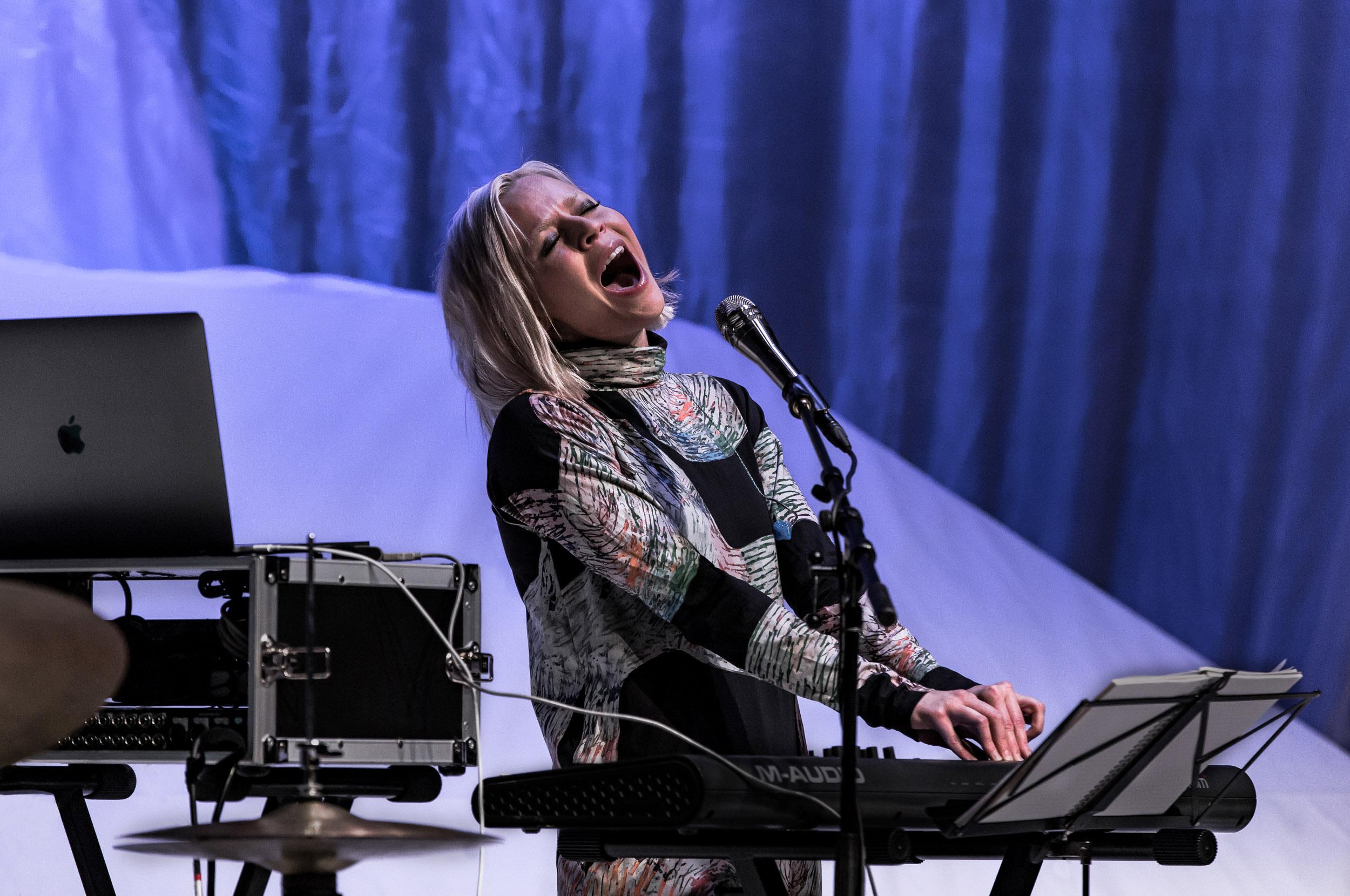 Laulaja Paula Vesala