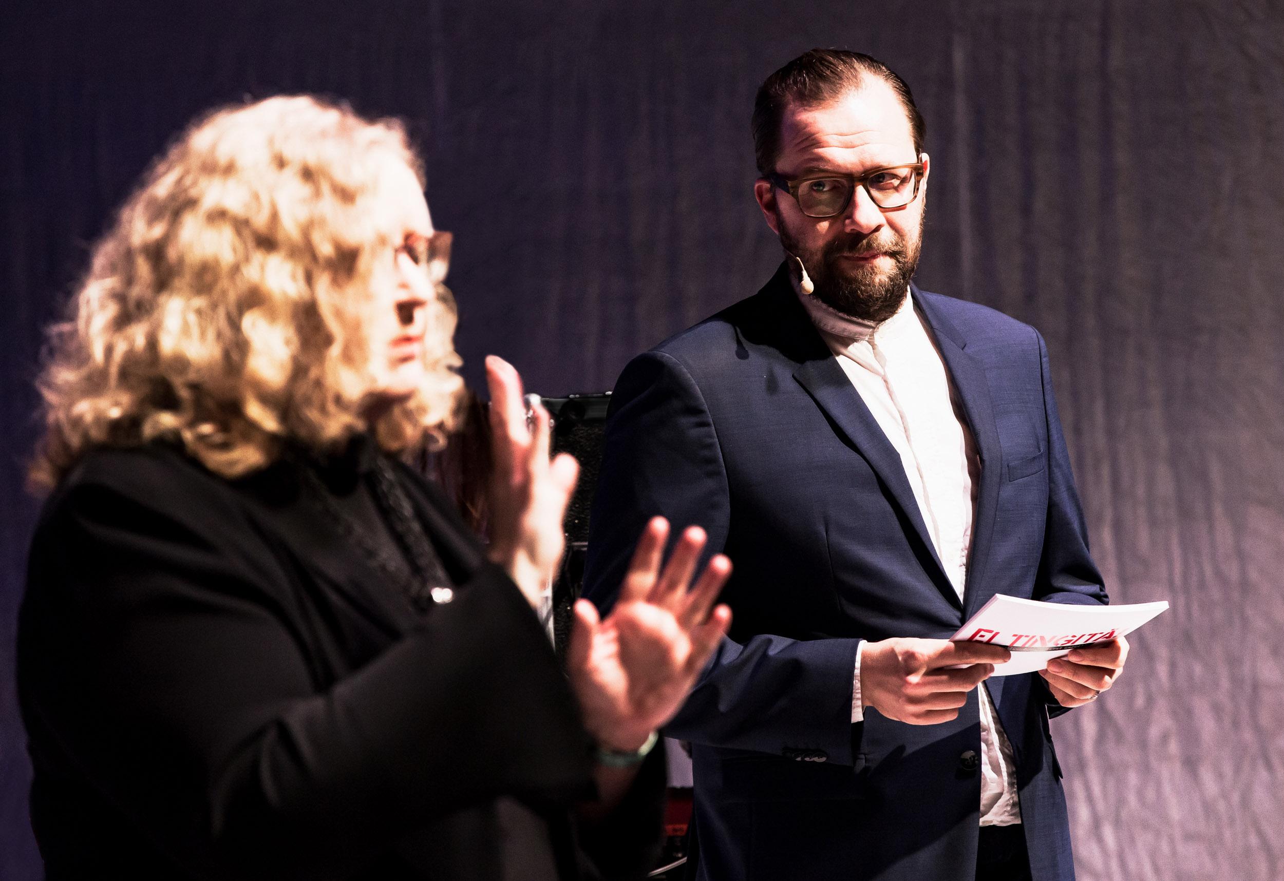 Aleksi Pahkala sekä viittomakielen tulkki Virpi Thurén